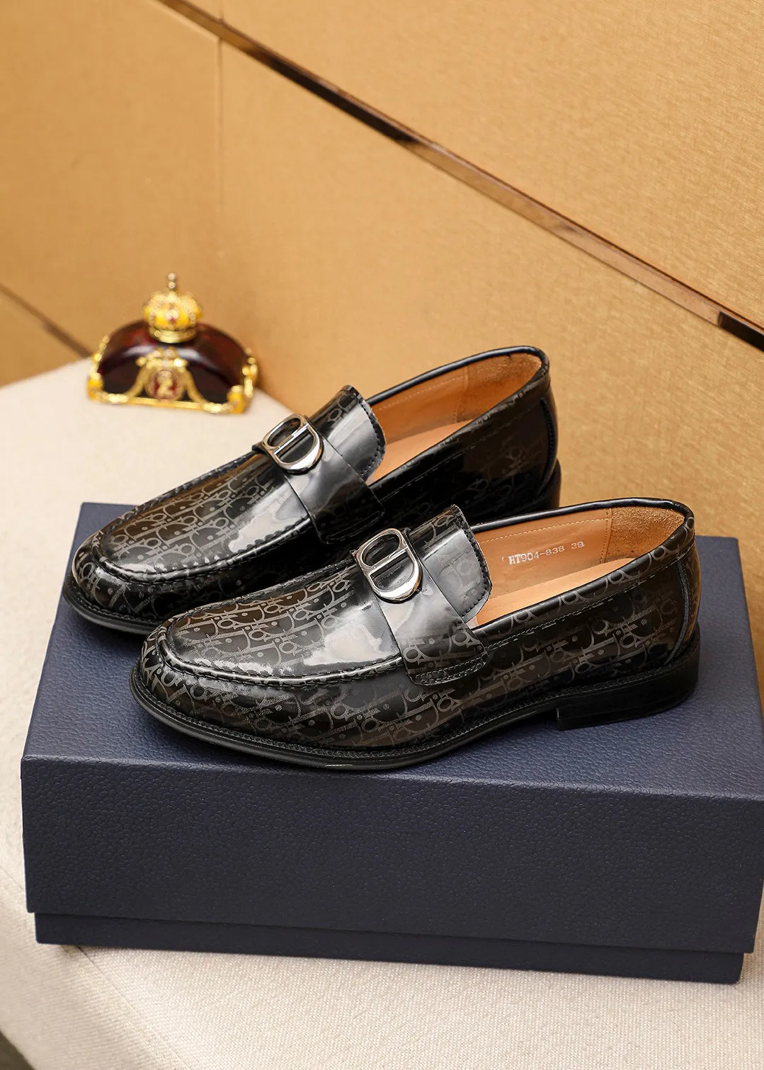 Men's shoes 💰480 💐 Product trademark: Dior "Dior" casual leather shoes Regular size: 39-44 (38.45.46🉑️Customized) Product materials: Selected Italian imported first-layer open-edge beaded cowhide leather upper + classic hardware buckle, imported water-dyed 🐂 cowhide lining. Strong three-dimensional visual effect, original outsole Color: 3⃣️colors available
